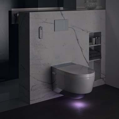 Geberit AquaClean Mera Comfort Chrom mit Orientierungslicht (© Geberit) Geberit AquaClean Mera Comfort Chrom mit Orientierungslicht (© Geberit)