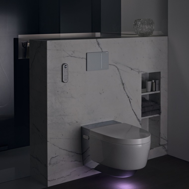 Geberit AquaClean Mera Comfort Chrom mit Orientierungslicht (© Geberit)