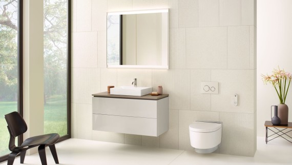 Ein Bad in Weiss mit Spiegelschrank, Waschtischunterschrank, Betätigungsplatte und Keramiken von Geberit