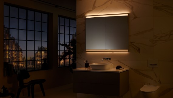 Der Geberit ONE Spiegelschrank mit ComfortLight (© Geberit) Der Geberit ONE Spiegelschrank mit ComfortLight (© Geberit)