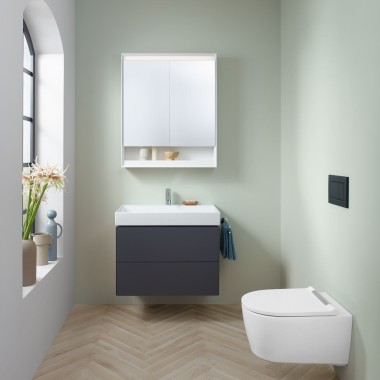 Ein kleines Badezimmer in Mint mit einem lavafarbenem Waschtischunterschrank, Spiegelschrank, Betätigungsplatte und Keramiken von Geberit Ein kleines Badezimmer in Mint mit einem lavafarbenem Waschtischunterschrank, Spiegelschrank, Betätigungsplatte und Keramiken von Geberit
