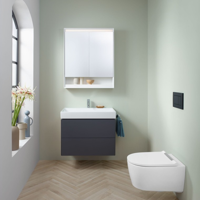 Ein kleines Badezimmer in Mint mit einem lavafarbenem Waschtischunterschrank, Spiegelschrank, Betätigungsplatte und Keramiken von Geberit Ein kleines Badezimmer in Mint mit einem lavafarbenem Waschtischunterschrank, Spiegelschrank, Betätigungsplatte und Keramiken von Geberit