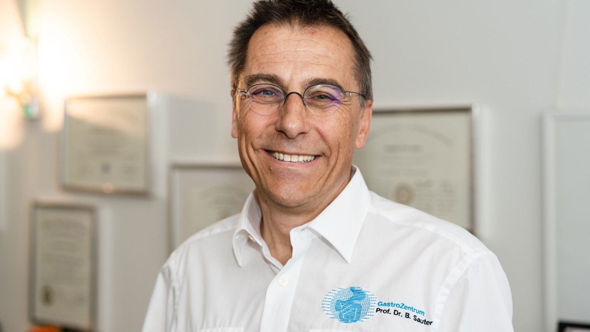 Porträt Prof. Dr. med. Bernhard Sauter, Facharzt für Innere Medizin und Gastroenterologie (© Julia Dunlop)