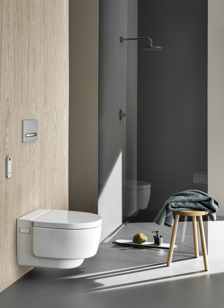 Dusch-WC Geberit AquaClean Mera Comfort mit Fernbedienung und Betätigungs-platte Sigma50 (© Geberit)