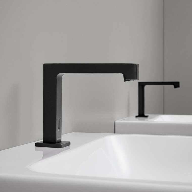 Elektronische Standarmatur Geberit Brenta schwarz matt in öffentlichem WC-Bereich Elektronische Standarmatur Geberit Brenta schwarz matt in öffentlichem WC-Bereich