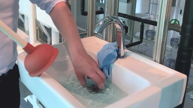 Wasser im Waschbecken läuft nicht mehr ab Wasser im Waschbecken läuft nicht mehr ab