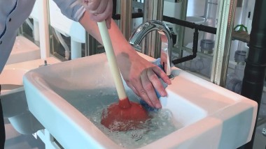 Gummisauger wird hoch und runter bewegt Gummisauger wird hoch und runter bewegt