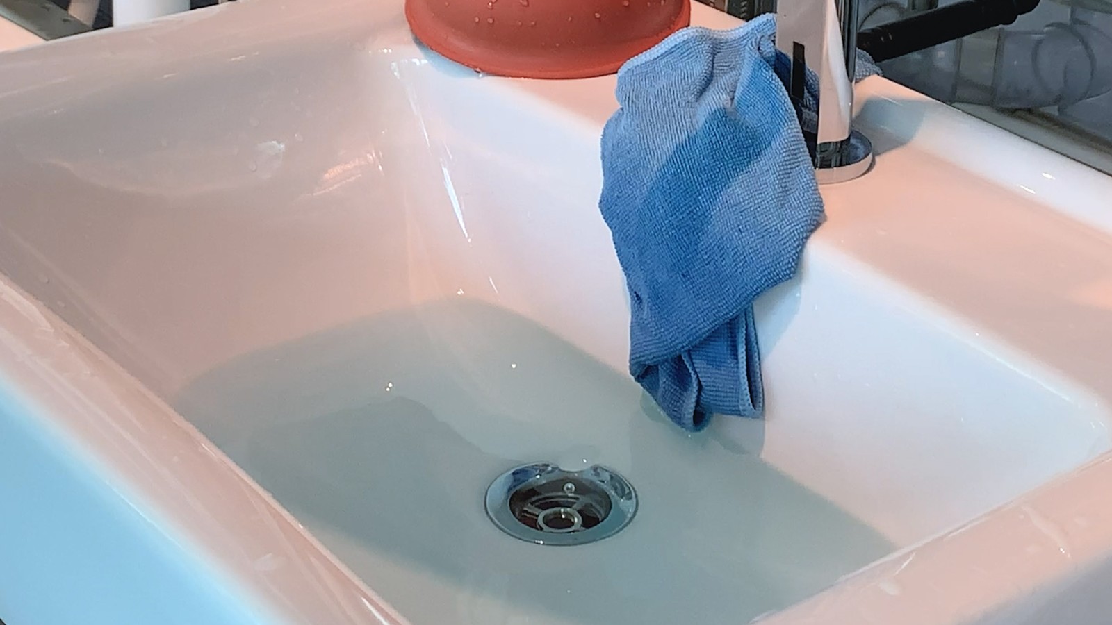 Das Wasser läuft aus dem Waschtisch ab