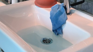 Das Wasser läuft aus dem Waschtisch ab Das Wasser läuft aus dem Waschtisch ab