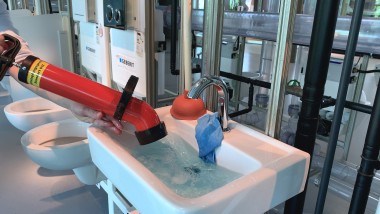 Ein Druckrohrreiniger im Einsatz Ein Druckrohrreiniger im Einsatz
