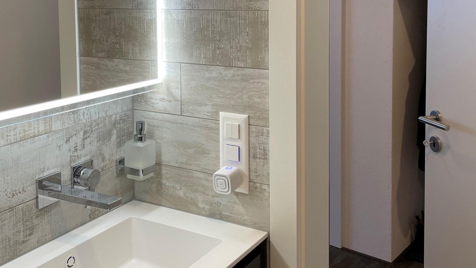 Eine Tür, die nach aussen öffnet, spart Platz im Bad