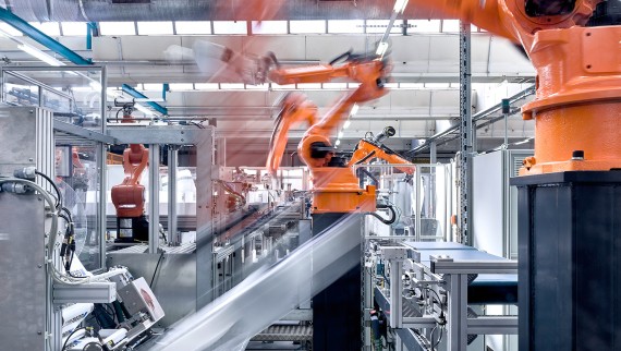 Roboterarme am Fliessband in der Produktionshalle für Geberit Unterputzspülkästen (© Geberit) Roboterarme am Fliessband in der Produktionshalle für Geberit Unterputzspülkästen (© Geberit)