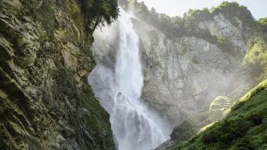 Imposanter Wasserfall in grüner Landschaft (© Geberit)