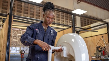 Absolventin des Berufsbildungsprogramms von Hilti Foundation und Geberit in Kenia (© Hilti Foundation)