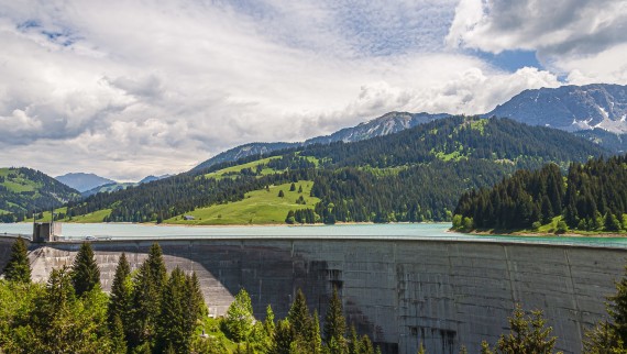 Staudamm zur Erzeugung von Strom aus erneuerbarer Wasserkraft (©wirestock/Freepik) Staudamm zur Erzeugung von Strom aus erneuerbarer Wasserkraft (©wirestock/Freepik)