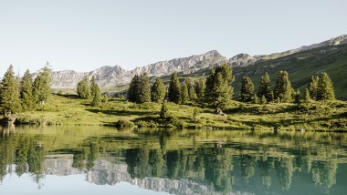 Imposanter Wasserfall in grüner Landschaft (© Geberit)