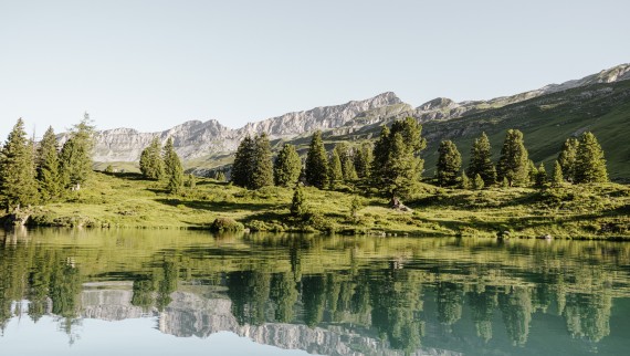 Imposanter Wasserfall in grüner Landschaft (© Geberit)