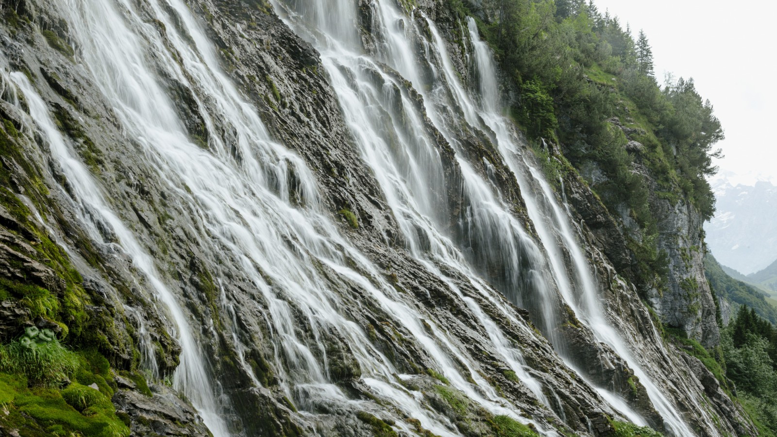 Imposanter Wasserfall in grüner Landschaft (© Geberit)