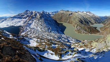 Aussicht von Gipfel auf eine Winterlandschaft im Grimselgebiet (© Kraftwerke Oberhasli AG)