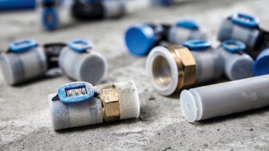 Geberit FlowFit Fittings und Rohre sind mit Schutzkappen vor Schmutz und Dreck geschützt