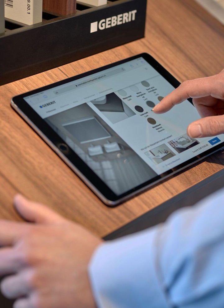 Mann mit Tablet wählt Produkte in einem Konfigurator aus
