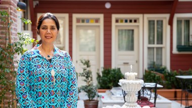 Restauratorin und Hotelbesitzerin: Deniz Alkan im Innenhof des umgebauten Hotel Turkis House in Istanbul (© Haydar Erçin)