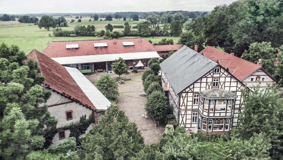 Für «Ein Ding der Möglichkeit» fanden die Bauherren in Norddeutschland eine Heimat. Das weitläufige Gelände umfasst mehrere Gebäude, darunter auch ein Fachwerkhaus (© Geberit) Für «Ein Ding der Möglichkeit» fanden die Bauherren in Norddeutschland eine Heimat. Das weitläufige Gelände umfasst mehrere Gebäude, darunter auch ein Fachwerkhaus (© Geberit)