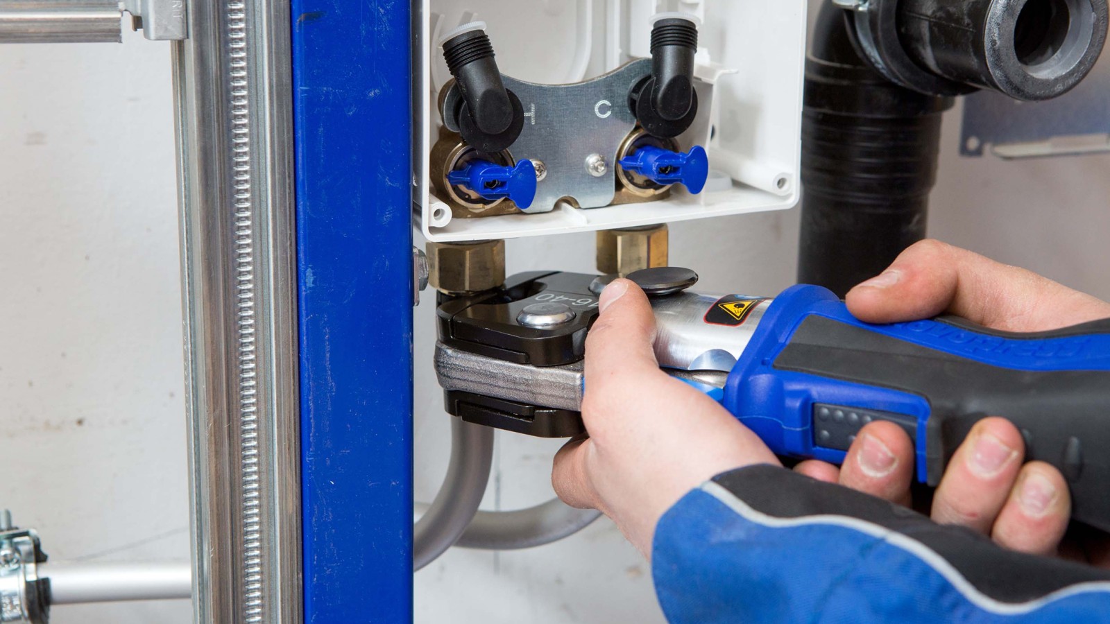 Geberit FlowFit ist unkompliziert und schnell installiert (© Geberit) Geberit FlowFit ist unkompliziert und schnell installiert (© Geberit)