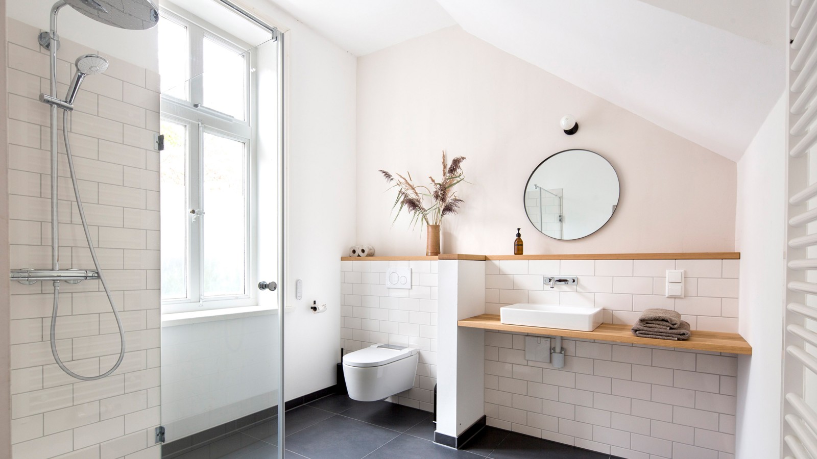 In den Gästebädern wurden der Geberit ONE Waschtisch und die ONE Wandarmatur installiert. Das Dusch-WC Geberit AquaClean Sela bietet das gewisse Extra an Komfort (© Geberit)