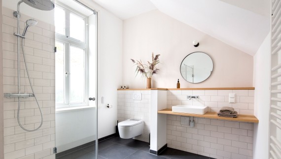 In den Gästebädern wurden der Geberit ONE Waschtisch und die ONE Wandarmatur installiert. Das Dusch-WC Geberit AquaClean Sela bietet das gewisse Extra an Komfort (© Geberit) In den Gästebädern wurden der Geberit ONE Waschtisch und die ONE Wandarmatur installiert. Das Dusch-WC Geberit AquaClean Sela bietet das gewisse Extra an Komfort (© Geberit)