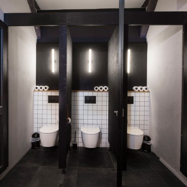 Die Sanitärräume mit Geberit Produkten setzen moderne Akzente im traditionellen Gutshof (© Geberit) Die Sanitärräume mit Geberit Produkten setzen moderne Akzente im traditionellen Gutshof (© Geberit)