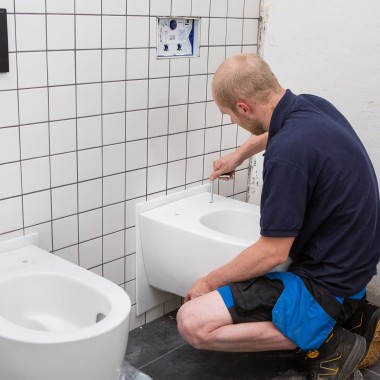 Die Sanitärräumen wurden mit Geberit ONE WCs ausgestattet, die neben Design auch mit einer schnellen Montage punkten (© Geberit) Die Sanitärräumen wurden mit Geberit ONE WCs ausgestattet, die neben Design auch mit einer schnellen Montage punkten (© Geberit)