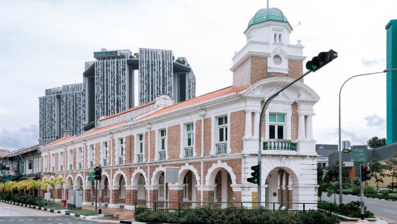 Das Restaurant Born befindet sich im Jinrikisha-Bahnhof, einem der wenigen historischen Gebäude in Singapur. Es gehört Schauspieler Jackie Chan (© Owen Raggett)