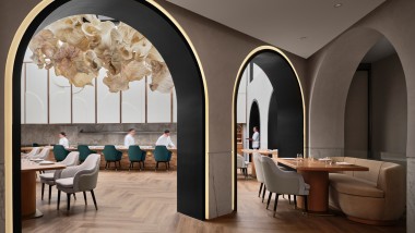 Das Gourmetrestaurant Born in Singapur ist innen wie aussen ein Design-Prunkstück (© Owen Raggett)