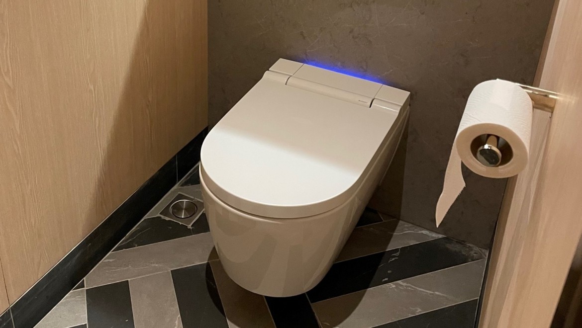 Die Toiletten sind unter anderem mit Geberit AquaClean Sela Dusch-WCs und Geberit Urinalen ausgestattet (© Owen Raggett) Die Toiletten sind unter anderem mit Geberit AquaClean Sela Dusch-WCs und Geberit Urinalen ausgestattet (© Owen Raggett)
