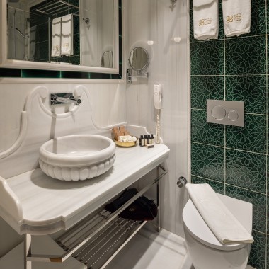 Für modernen Komfort in den Gästebädern sorgt Geberit. Da der Architektin ein sparsamer Umgang mit Wasser wichtig ist, wurde überall die 2-Mengen-Spülung installiert (© Hotel Turkish House) Für modernen Komfort in den Gästebädern sorgt Geberit. Da der Architektin ein sparsamer Umgang mit Wasser wichtig ist, wurde überall die 2-Mengen-Spülung installiert (© Hotel Turkish House)