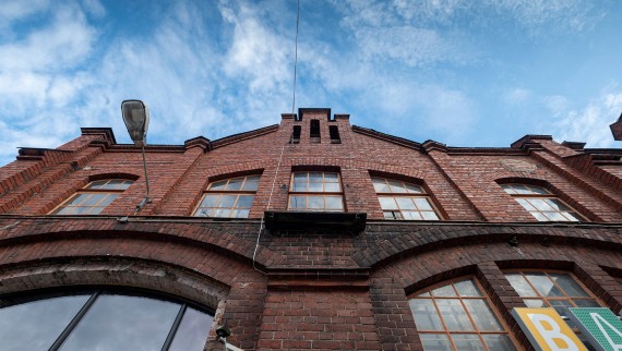 Die denkmalgeschützte Eisenbahnfabrik gilt als eines der berühmtesten Industriegebäude Finnlands (© Kansallis Teatteri) Die denkmalgeschützte Eisenbahnfabrik gilt als eines der berühmtesten Industriegebäude Finnlands (© Kansallis Teatteri)