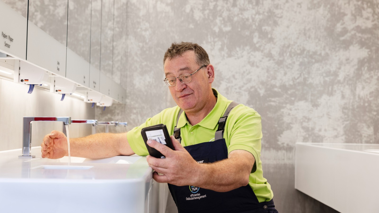 Direkte Bedienung der Waschtischarmatur per Bluetooth-Verbindung Direkte Bedienung der Waschtischarmatur per Bluetooth-Verbindung