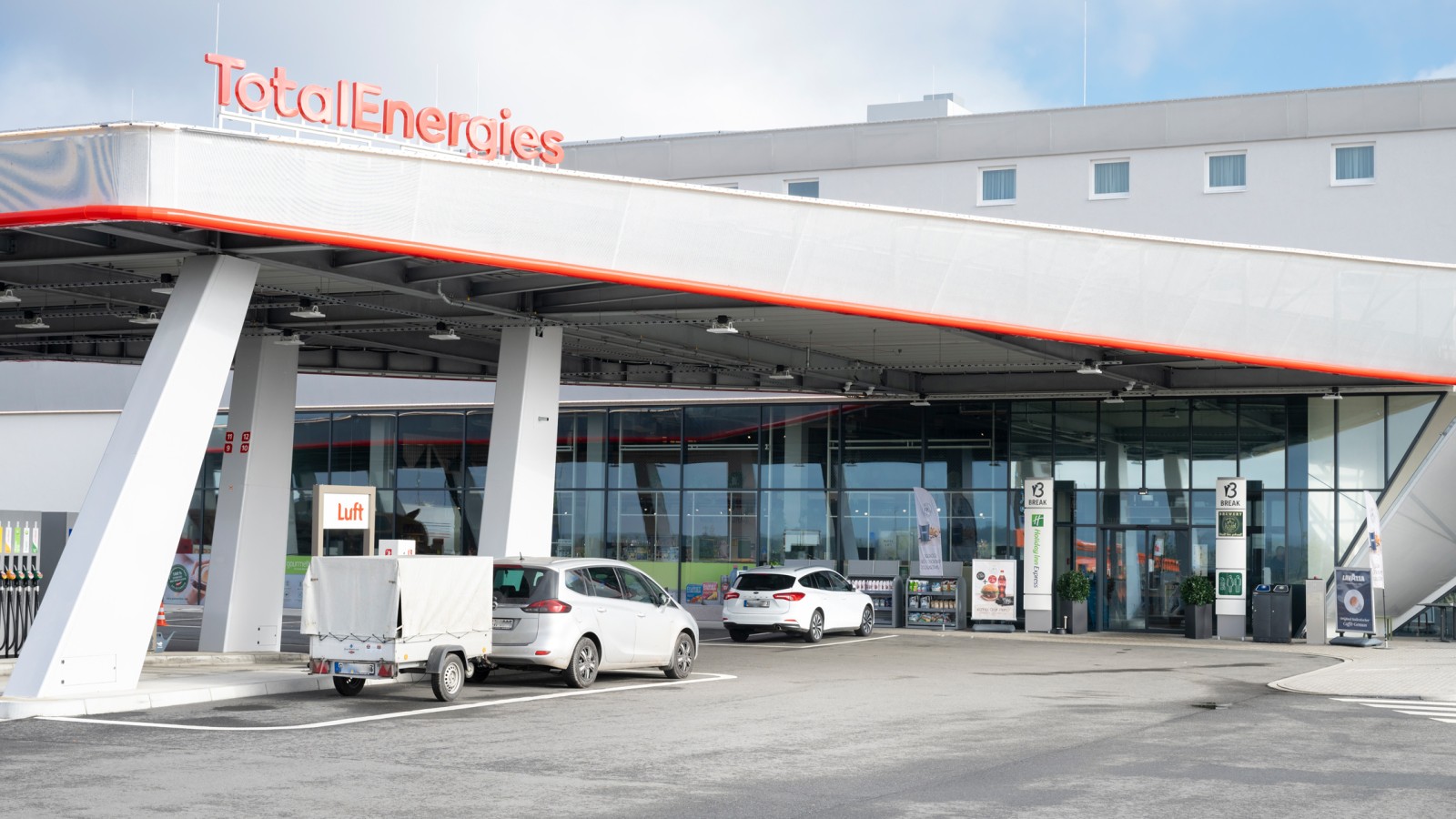 Der neue Autohof Evendorf hat seine Tore 2023 geöffnet – und ist mit einem öffentlichen WC von 2theloo ausgestattet (© Meike Goebel) Der neue Autohof Evendorf hat seine Tore 2023 geöffnet – und ist mit einem öffentlichen WC von 2theloo ausgestattet (© Meike Goebel)