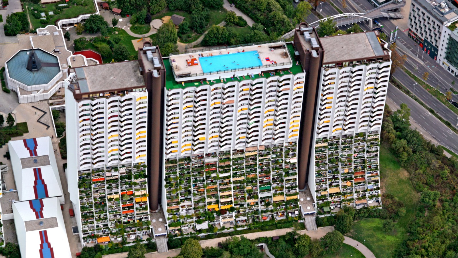Die Schwimmbecken waren damals ein Novum im sozialen Wohnbau und ein Markenzeichen des Architekten Harry Glück (© Julius Silver) Die Schwimmbecken waren damals ein Novum im sozialen Wohnbau und ein Markenzeichen des Architekten Harry Glück (© Julius Silver)