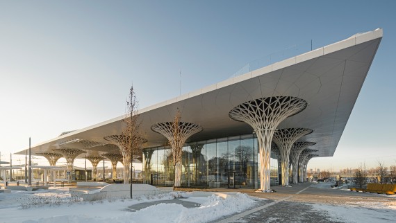 Der Glaskubus des Metropolbahnhofs Lublin ist eingebaut in den Baukörper mit Dach und durchbrochenen Säulen (© Rafał Chojnacki) Der Glaskubus des Metropolbahnhofs Lublin ist eingebaut in den Baukörper mit Dach und durchbrochenen Säulen (© Rafał Chojnacki)