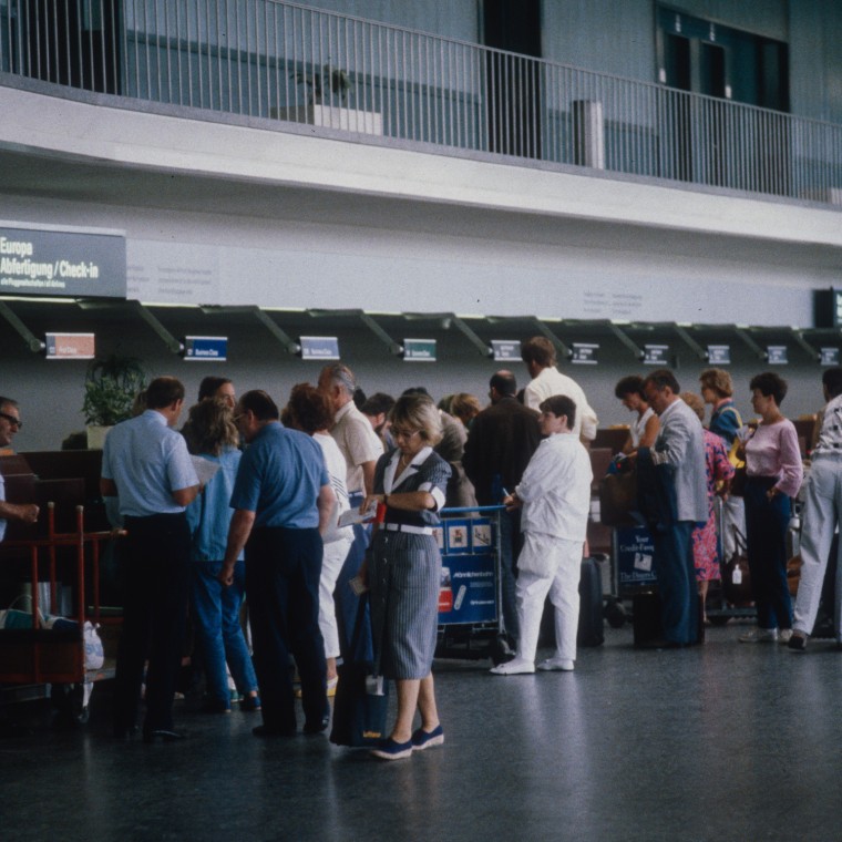 Flugpassagiere warten im Transitbereich des Terminals A (Aufnahme von 1986) (© ETH-Bibliothek Zürich) Flugpassagiere warten im Transitbereich des Terminals A (Aufnahme von 1986) (© ETH-Bibliothek Zürich)