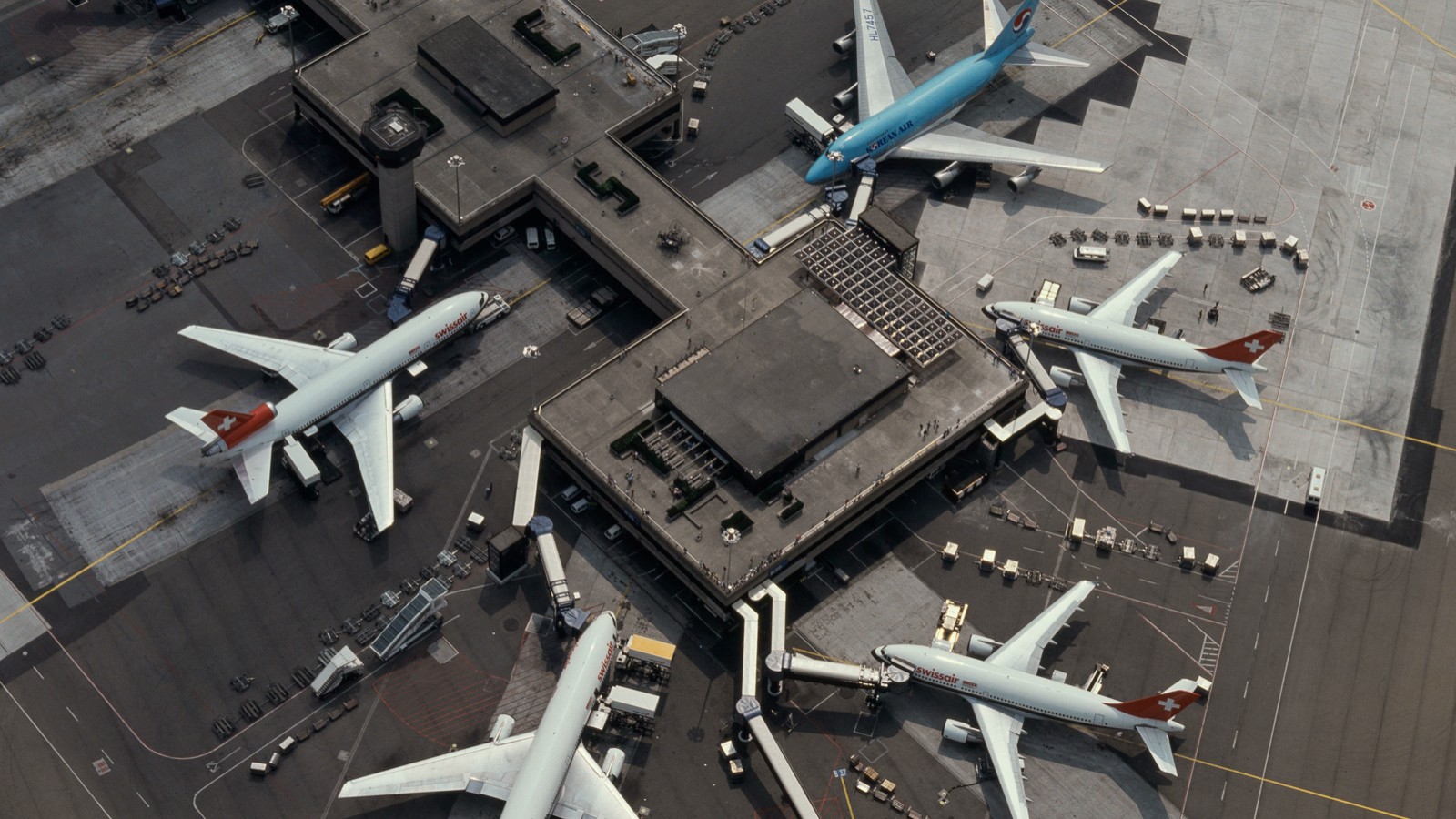 Das Terminal B des Flughafens Zürich aus der Vogelperspektive (Anfang der 1980er-Jahre) (© Swissair) Das Terminal B des Flughafens Zürich aus der Vogelperspektive (Anfang der 1980er-Jahre) (© Swissair)