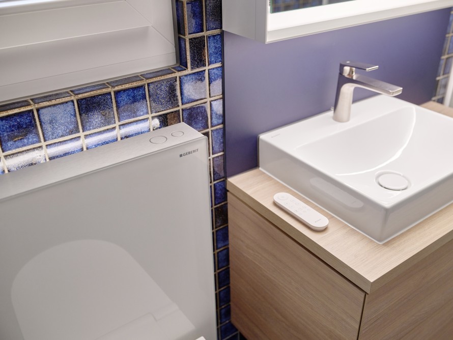 Die Monolith Plus-Version bietet Extras wie LED-Beleuchtung und Geruchsabsaugung (© Ben Huggler)