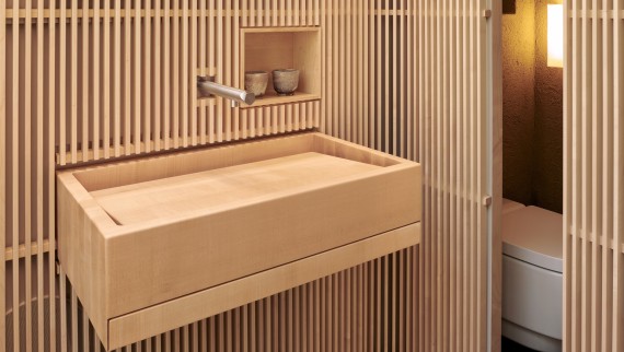 Die Toilette als Zufluchtsort: keine unnötigen visuellen Reize – und ein Dusch-WC von Geberit. (© David Willen Studio) Die Toilette als Zufluchtsort: keine unnötigen visuellen Reize – und ein Dusch-WC von Geberit. (© David Willen Studio)