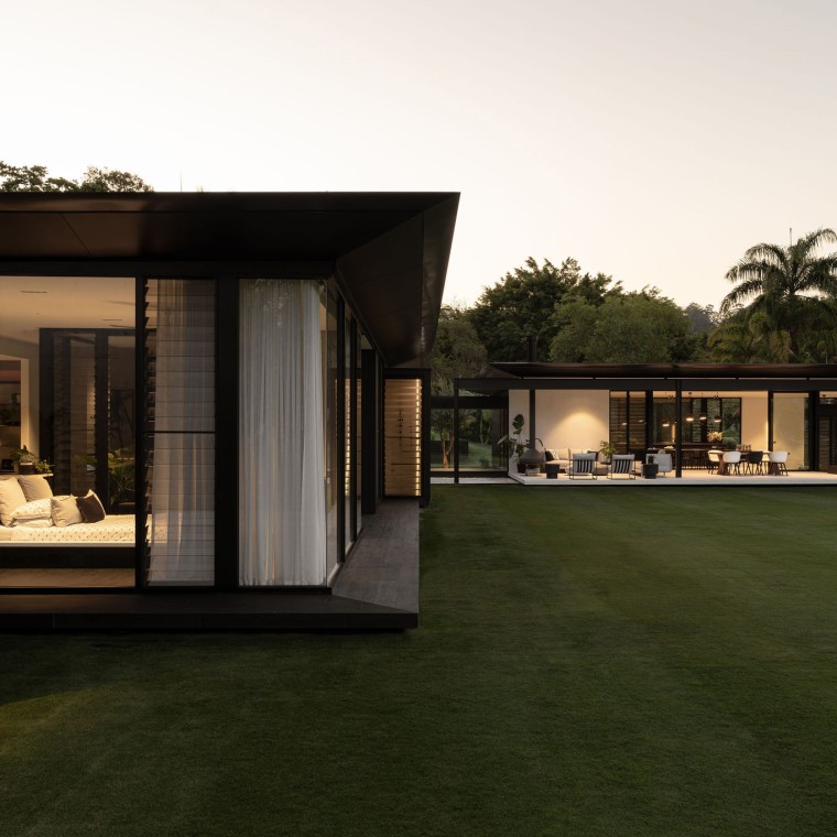 Für Sarah Waller geht es bei Architektur nicht nur darum, Räume zu schaffen – es geht darum, das Leben zu gestalten, das in ihnen gelebt wird (© Alyne Media)