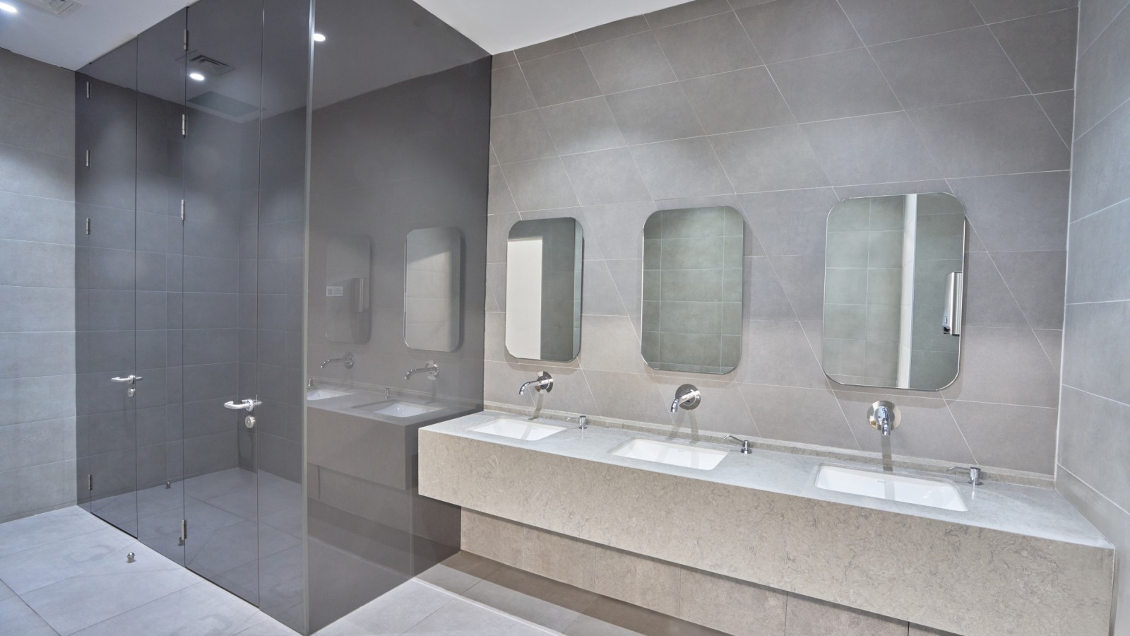 Simpel und elegant: Geberit VariForm Waschbecken und Piave Armaturen. © Oğuzhan Kasar Simpel und elegant: Geberit VariForm Waschbecken und Piave Armaturen. © Oğuzhan Kasar