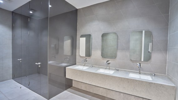 Simpel und elegant: Geberit VariForm Waschbecken und Piave Armaturen. © Oğuzhan Kasar Simpel und elegant: Geberit VariForm Waschbecken und Piave Armaturen. © Oğuzhan Kasar