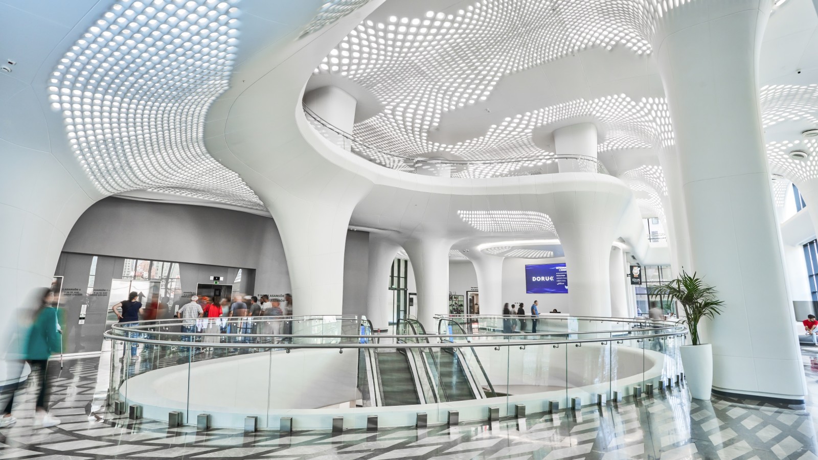 Futuristisch und lichtdurchflutet: Das Doruk Nilüfer Hospital in Bursa setzt auf grosszügige Räume und organische Formen. (© Doruk Hospital) Futuristisch und lichtdurchflutet: Das Doruk Nilüfer Hospital in Bursa setzt auf grosszügige Räume und organische Formen. (© Doruk Hospital)