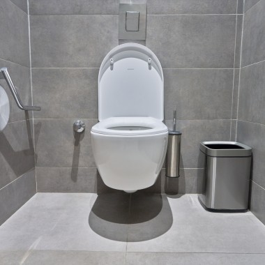 In den Badezimmern sind viele Geberit Produkte verbaut, etwa iCon WCs. (© Oğuzhan Kasar) In den Badezimmern sind viele Geberit Produkte verbaut, etwa iCon WCs. (© Oğuzhan Kasar)